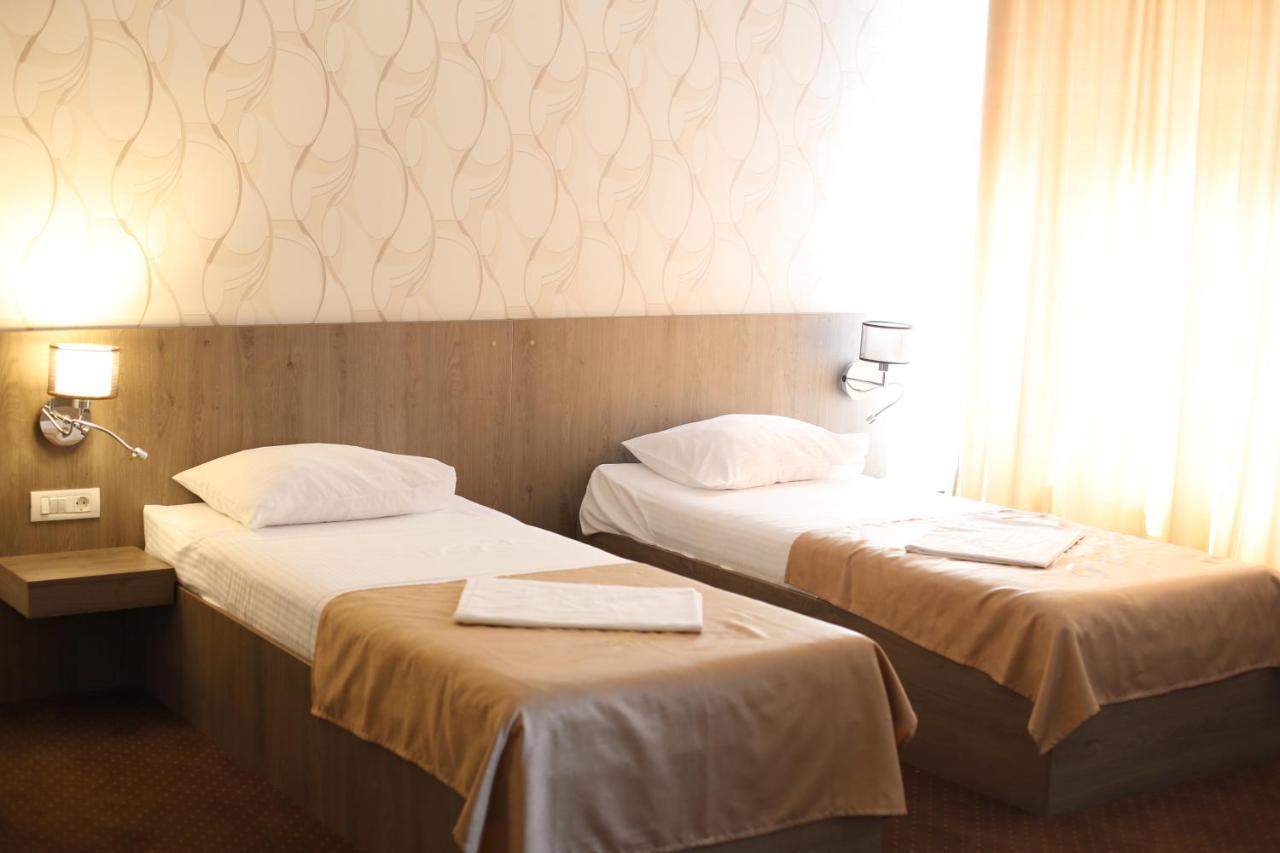 Hotel Bulevard Făgăraş エクステリア 写真